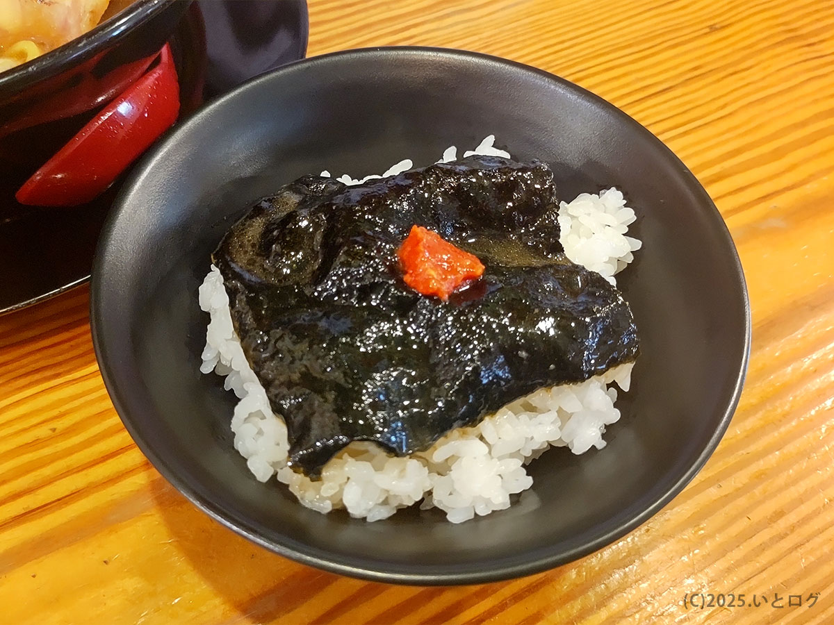 伯耆家のライスに黒々とした海苔と辛味をトッピング。鳥取 家系ラーメンならではのご飯との相性の良さを楽しめる。