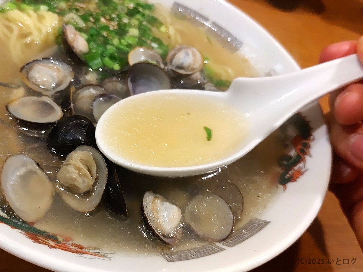 松江のトタン屋でいただくしじみラーメン。レンゲですくったスープは優しい旨みが広がり、朝ラーメンにもぴったり。