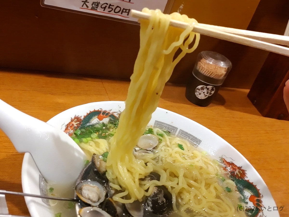 松江のトタン屋のしじみラーメンを箸で持ち上げた麺リフト。コシのある麺が透き通ったスープと絡み、松江ラーメンのおすすめとして人気。