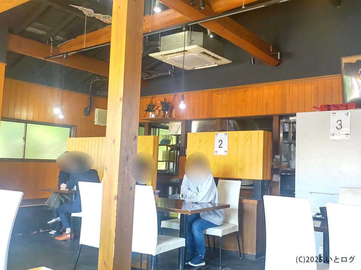 かみあり製麺 出雲の落ち着いた店内風景。木目を活かしたテーブル席でゆっくりしじみラーメンを楽しめる。