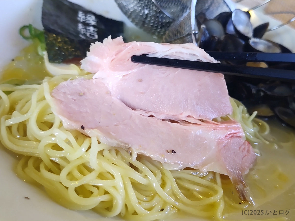 かみあり製麺のしじみ塩ラーメンにのったレアチャーシュー。柔らかく仕上げられた肉の旨みが麺と相性抜群。