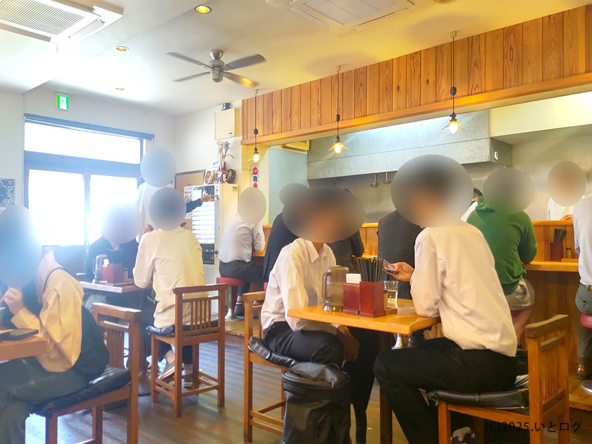 学園天空(松江市)の店内風景。木の温もりあるカウンターとテーブル席が並び、学園天空メニューを楽しむお客さんで賑わっている。松江天空おすすめの一杯を求めて訪れる人が多い人気店。