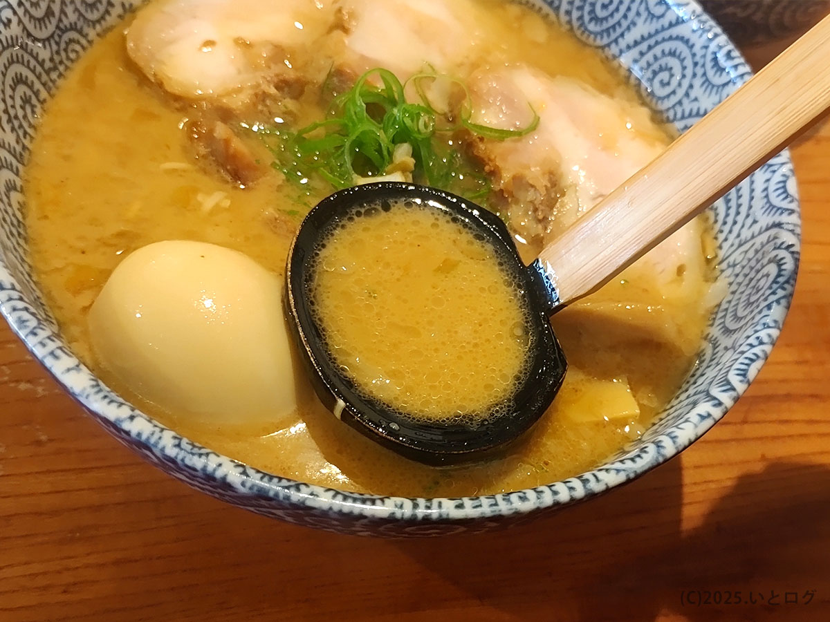 学園天空おすすめの味玉ラーメン。黄金色のスープに半熟玉子と分厚いチャーシューが映える。松江天空メニューの中でも特に人気。
