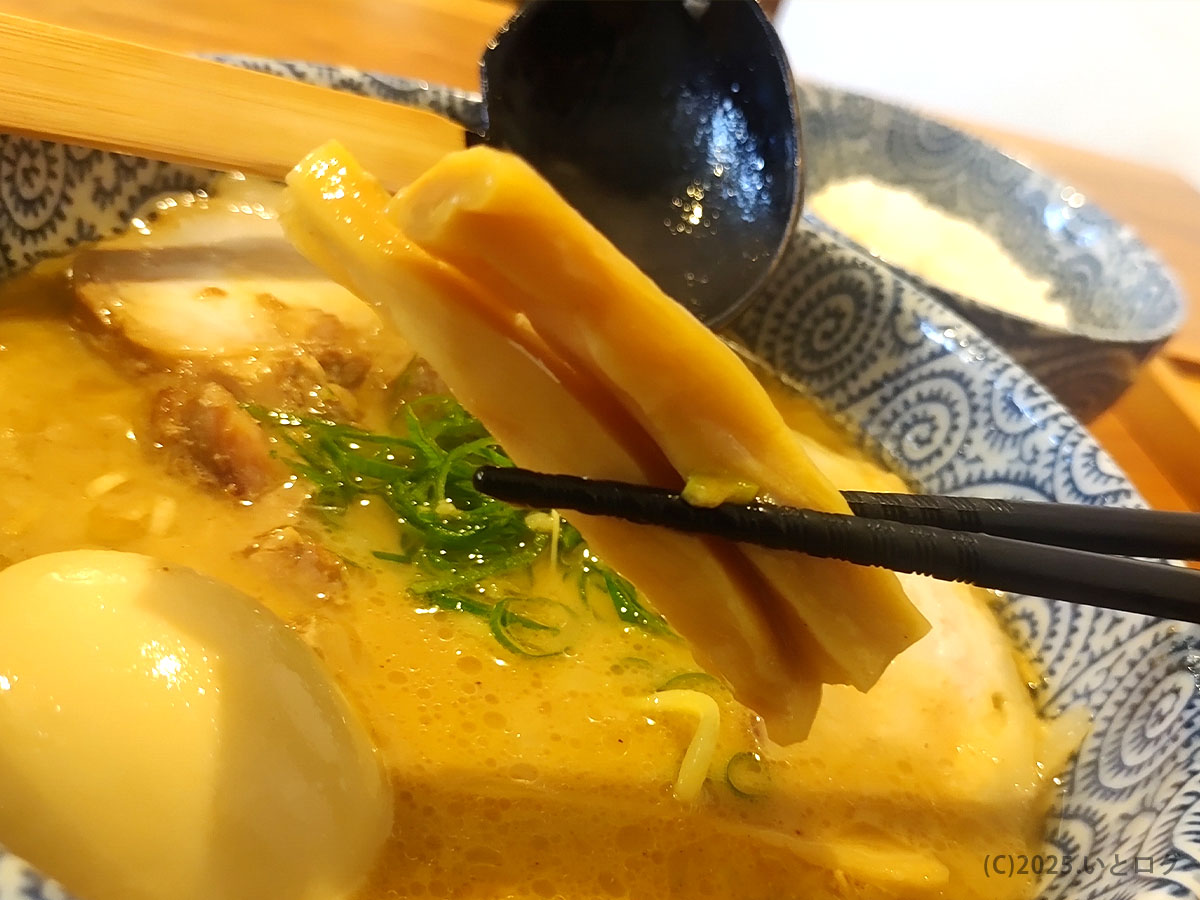 学園天空のラーメンにトッピングされたメンマ。柔らかく風味豊かで、松江天空おすすめメニューをさらに引き立てる。