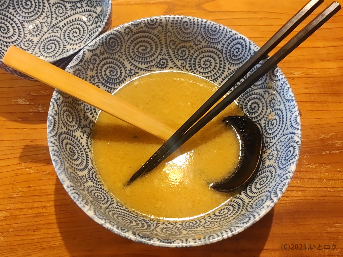 食後の学園天空ラーメンの器。スープの旨みが余韻を残す。松江天空おすすめメニューを完食した満足感が伝わる一枚。