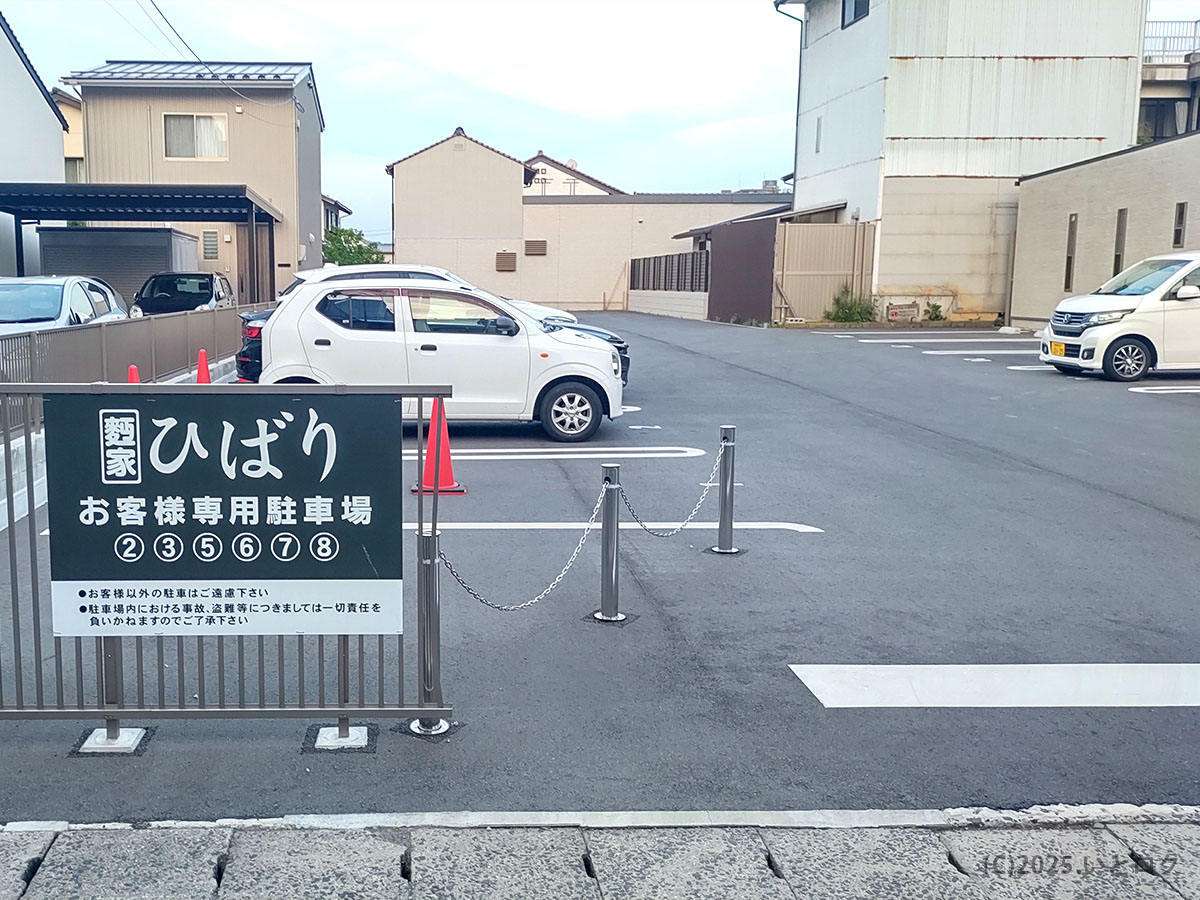 麺屋ひばり 松江店の専用駐車場。車で訪れる客に便利で、番号が明記され安心して利用できる。