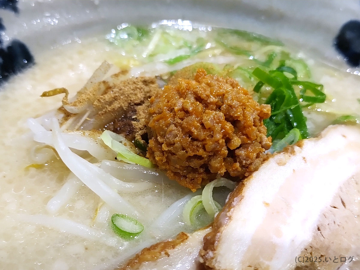 麺屋ひばりのラーメンに盛られた特製肉みそと薬味。濃厚スープに旨味を加える名物トッピング。
