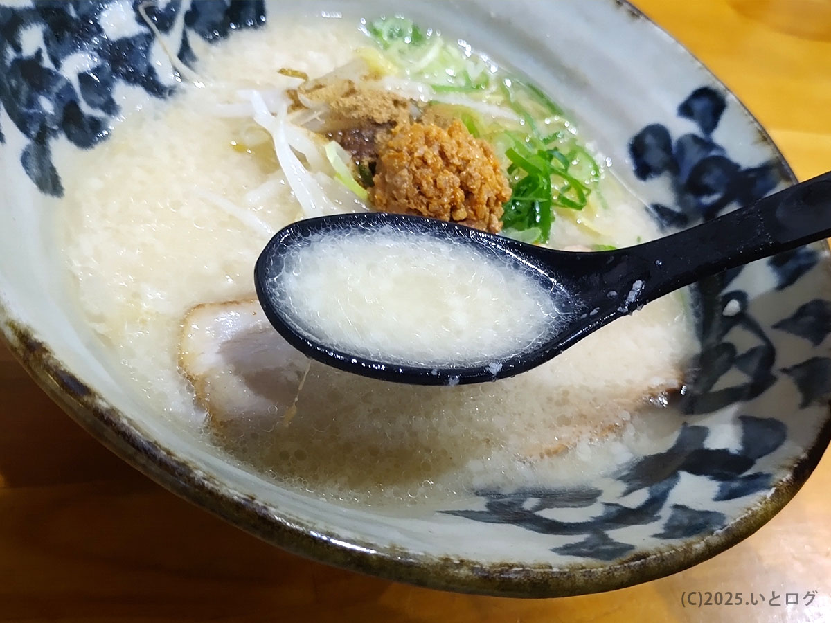 麺屋ひばりのラーメン、クリーミーでコクのある白濁スープ。まろやかな味わいが人気の秘訣。