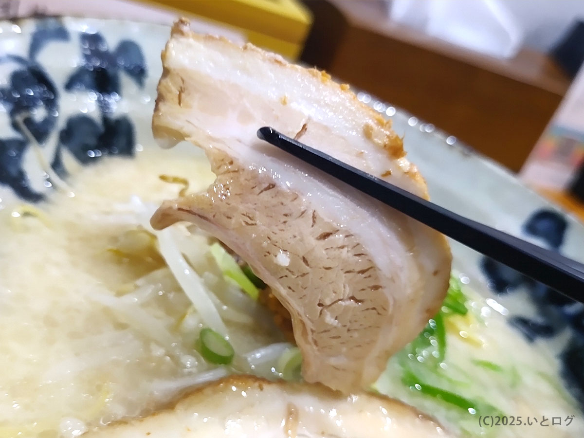 麺屋ひばりの厚切りチャーシュー。柔らかく煮込まれ、スープと絡む絶品の一枚。