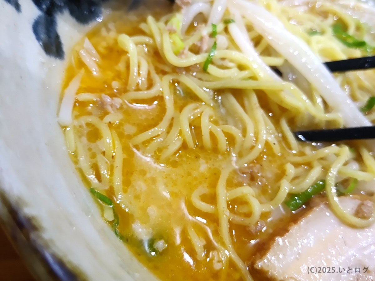麺屋ひばりの細麺とスープが絡む様子。旨辛の肉みそが溶け込み、味の変化が楽しめる。