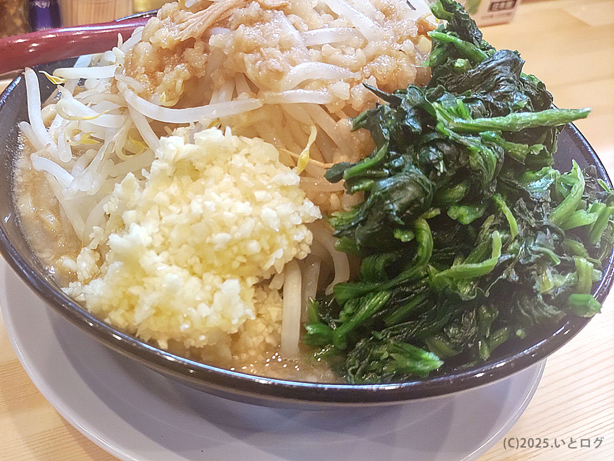 せんじゅラーメン 松江。山盛り野菜と刻みにんにくが豪快にのった一杯。豚骨醤油スープに迫力あるトッピング。
