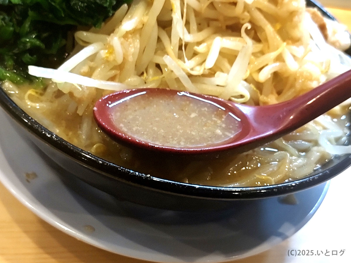 豚骨醤油スープをレンゲですくった様子。背脂が浮かび濃厚だがキレもあり、島根県松江市で話題の一杯。