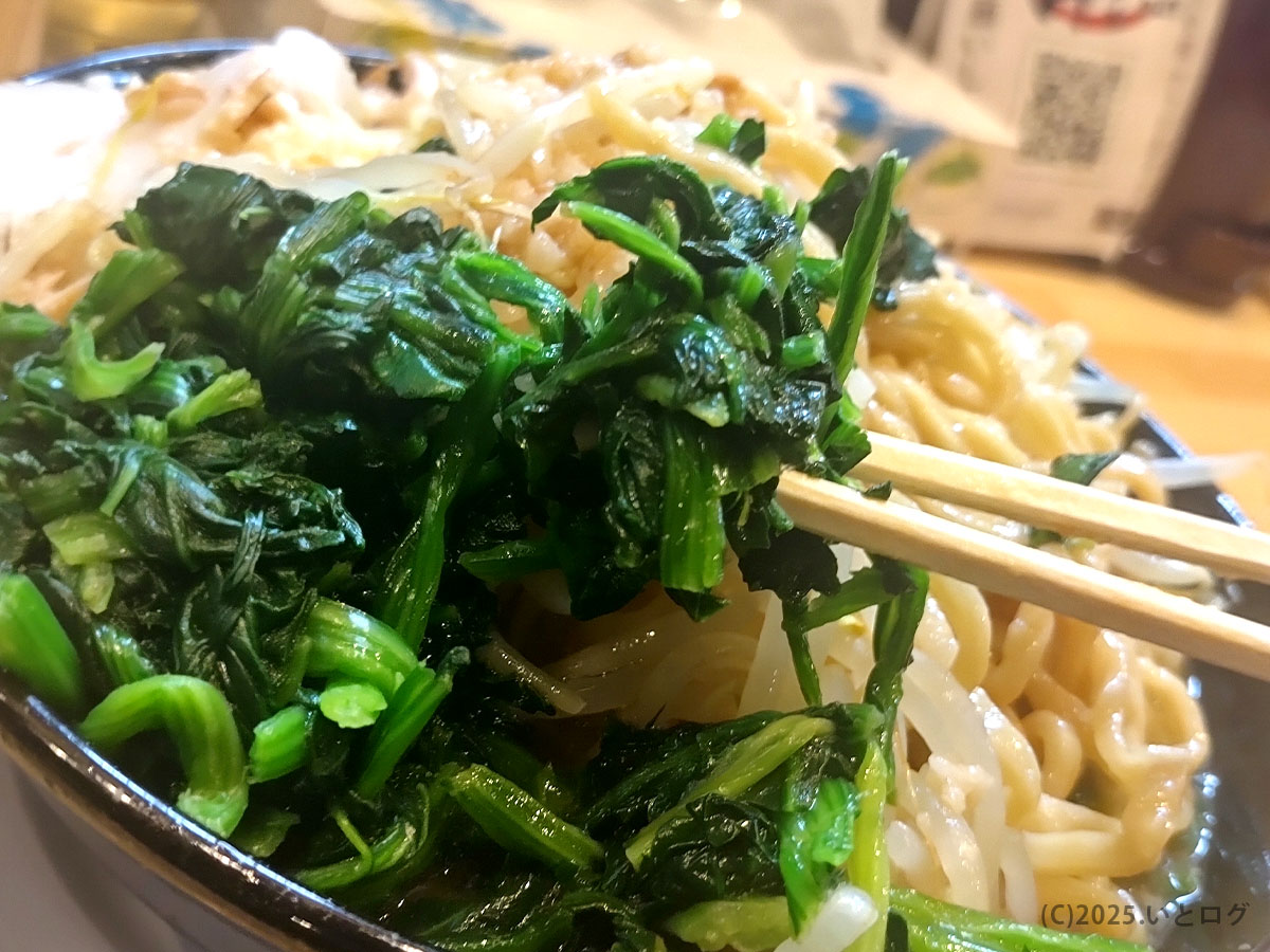粋麺せんじゅ 島根県松江市のトッピング。たっぷりのほうれん草が入り、濃厚ラーメンにさっぱり感をプラス。