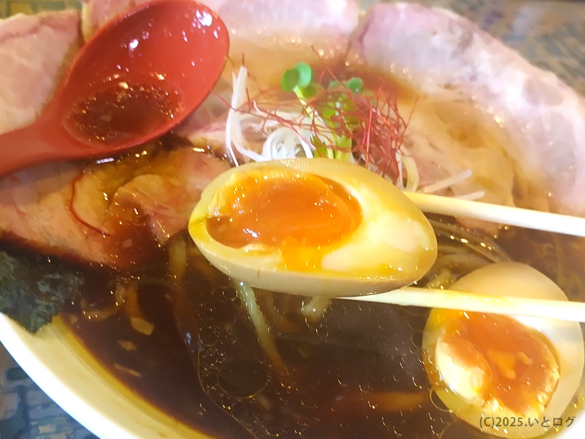 米蔵のとろける味玉。濃い醤油スープに合う半熟仕上げで、山口市ラーメンランキングでも高評価を得ている一杯。