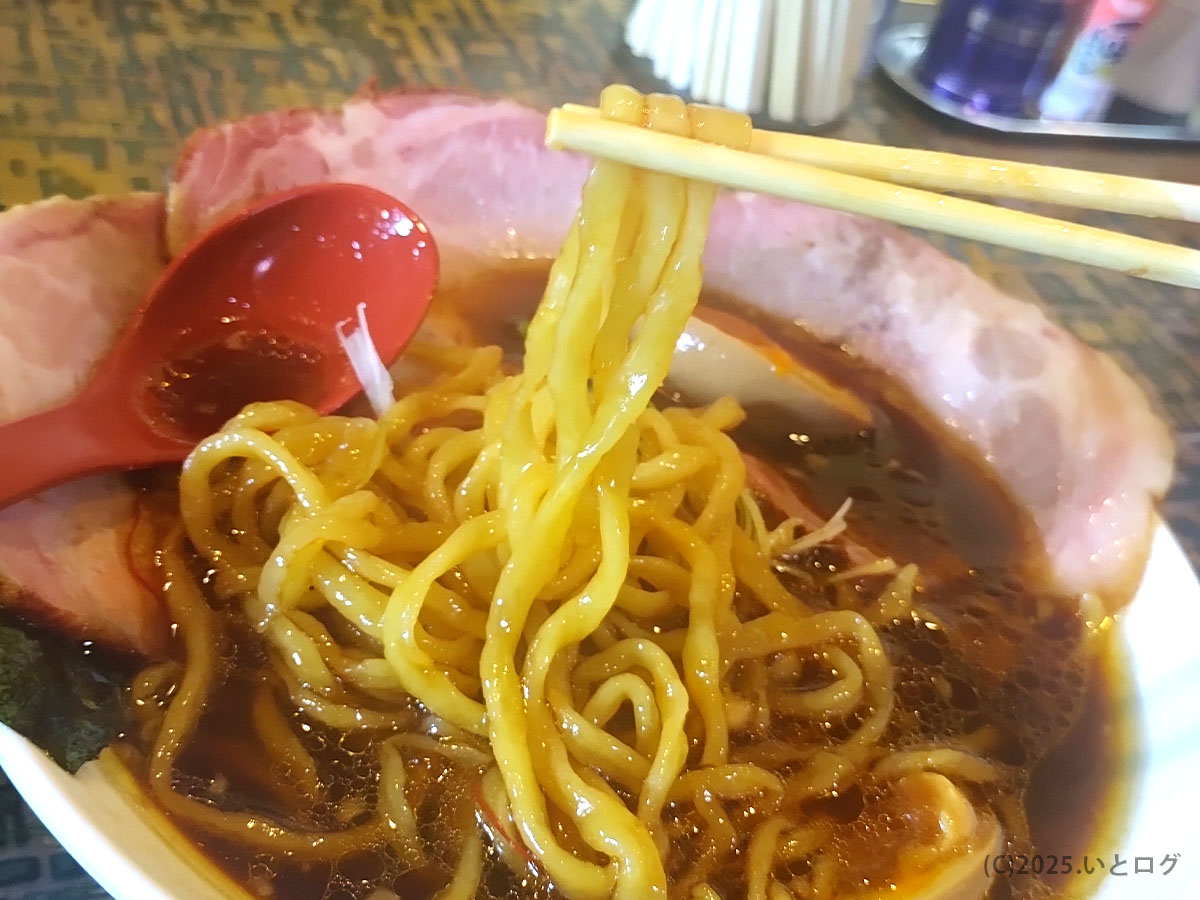 米蔵自慢のちぢれ麺を持ち上げた様子。醤油スープが絡み、山口県ラーメンの中でもファンが多い。カフェ米蔵ならではの落ち着いた空間で味わえる。