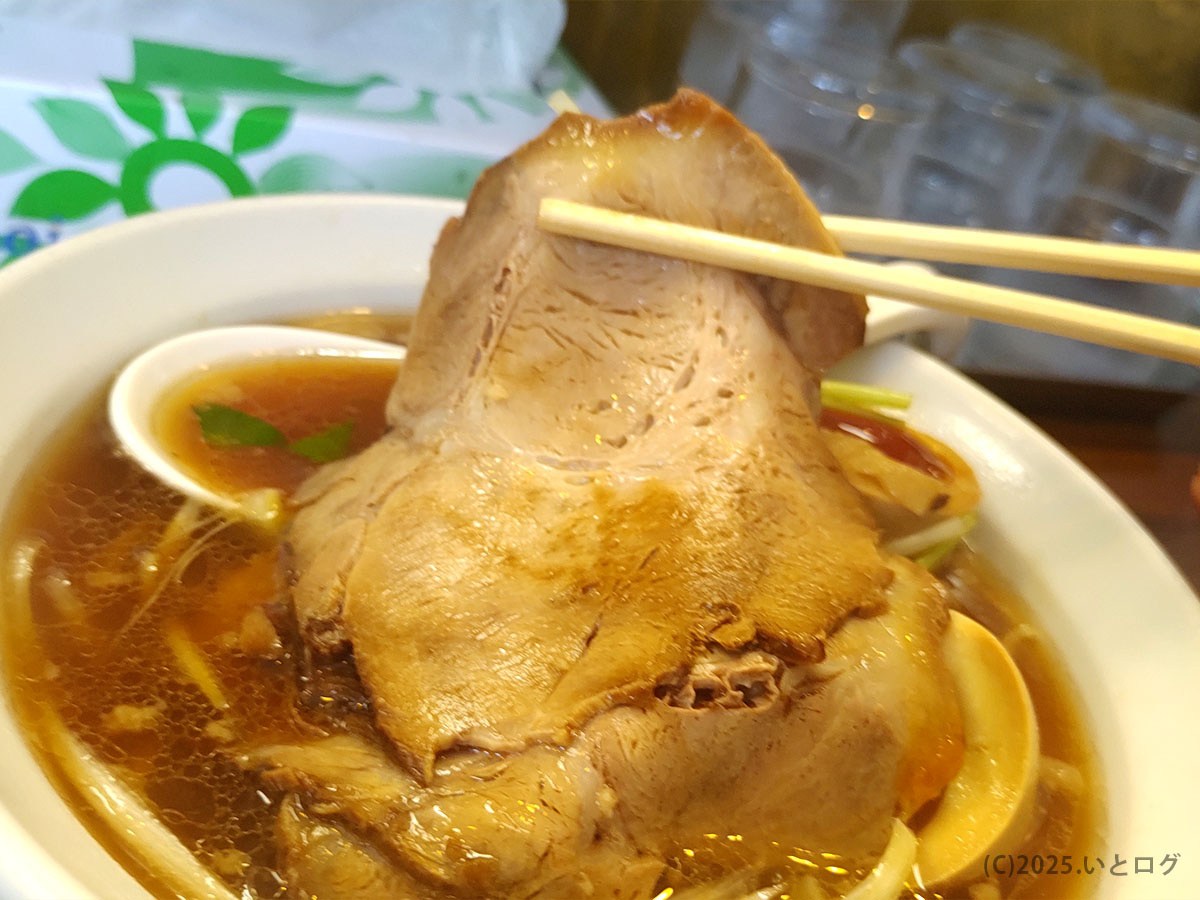 防府の名店「中華そば 今里」の自家製チャーシュー。箸で持ち上げるとほろりと崩れるほど柔らかく、醤油スープと相性抜群の山口ラーメン。