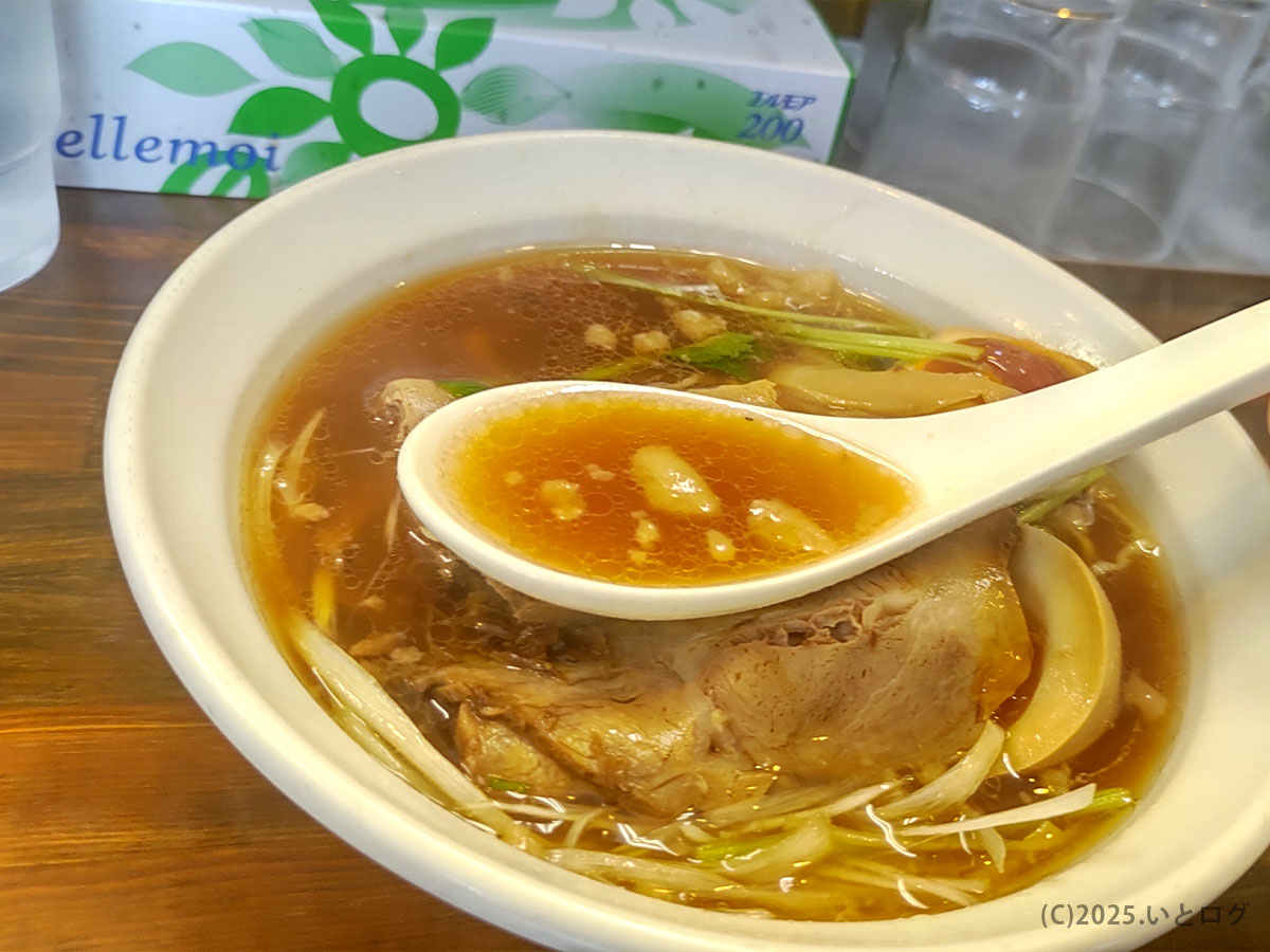 「中華そば 今里」（防府市）のスープをレンゲですくう瞬間。澄んだ醤油の香りと鶏の旨みがふわりと広がる山口ラーメンの魅力。
