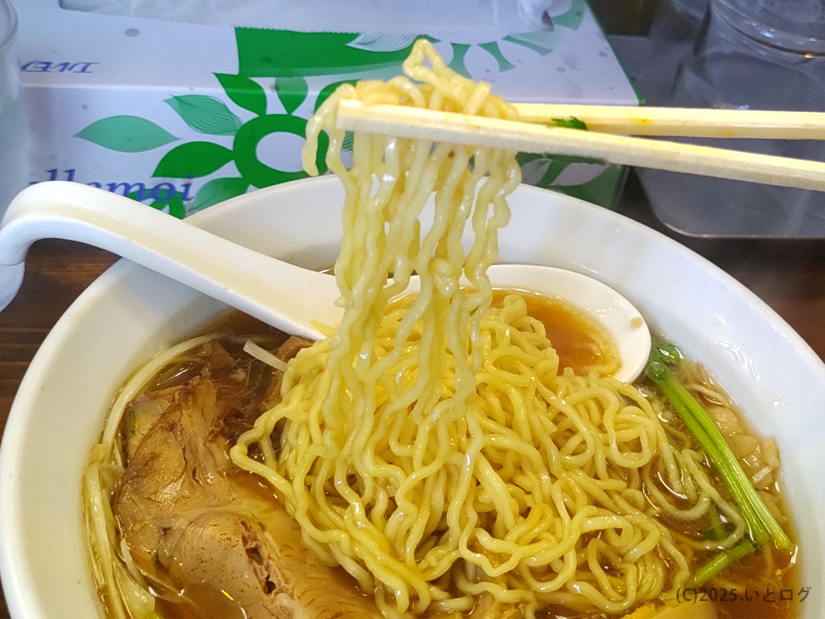 山口県防府市の「中華そば 今里」で提供される中華そば。自家製のちぢれ麺を箸で持ち上げると、スープの香りが立ちのぼる。