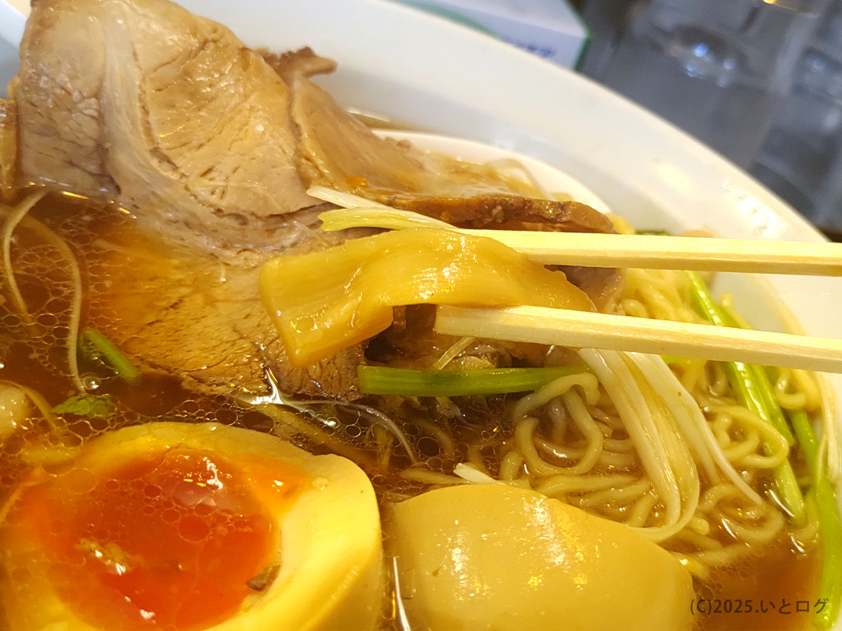 防府市のラーメン店「今里」の中華そば。シャキシャキのメンマと香り高い三つ葉がアクセントになった一杯。