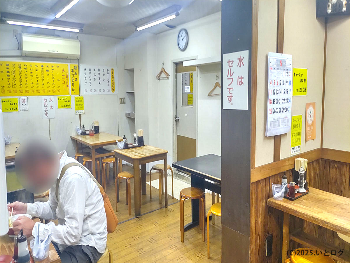 竹兆ラーメン 下関の店内風景。木の温もりがある昔ながらの空間で、地元客に親しまれる竹町のラーメン店。