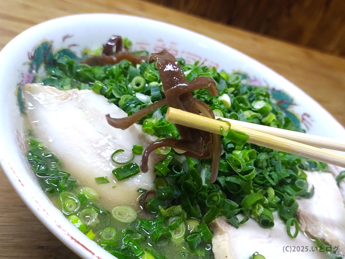 竹兆ラーメン 豊前田店のきくらげトッピング。シャキッとした食感が濃厚スープに映える、下関の人気ラーメン。