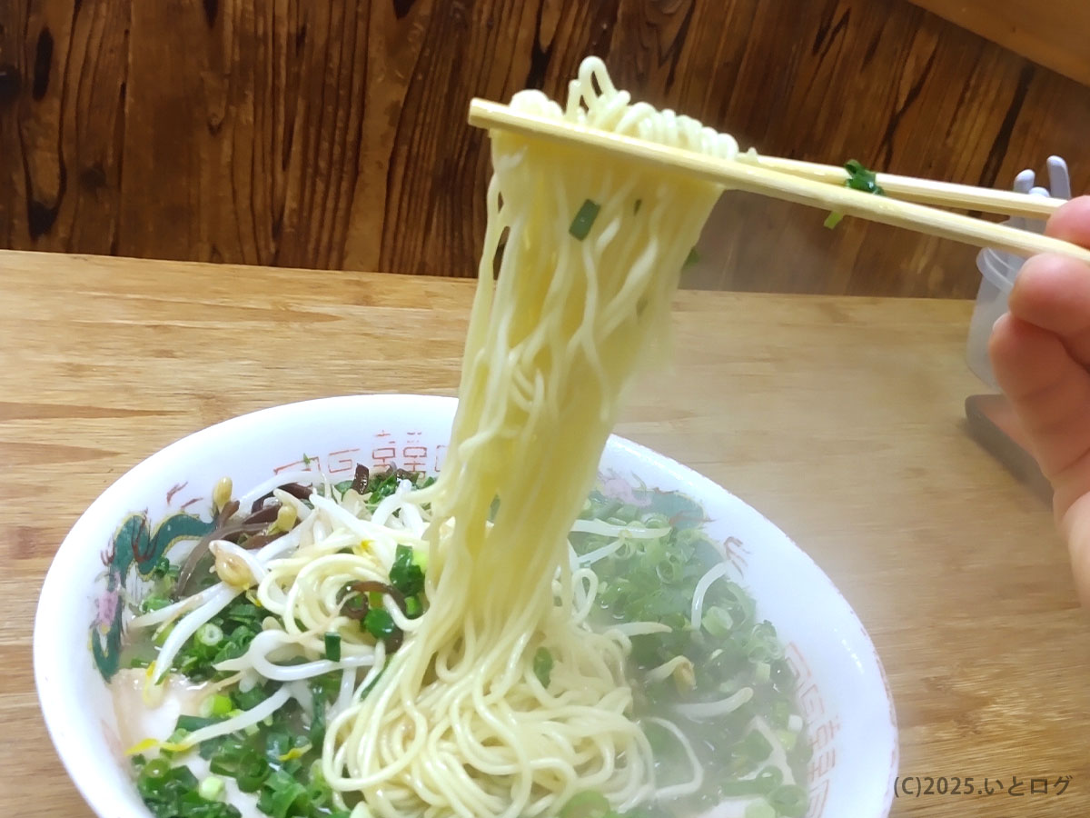 竹兆ラーメン 豊前田店の細麺リフト。下関らしい豚骨スープを絡め、軽やかにすすれる王道の味わい。