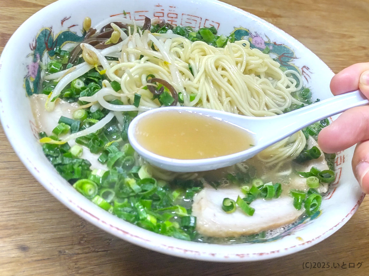 竹兆ラーメン 下関のスープ。まろやかな豚骨の旨みが広がる一口で、竹町ラーメンの伝統を感じる味わい。