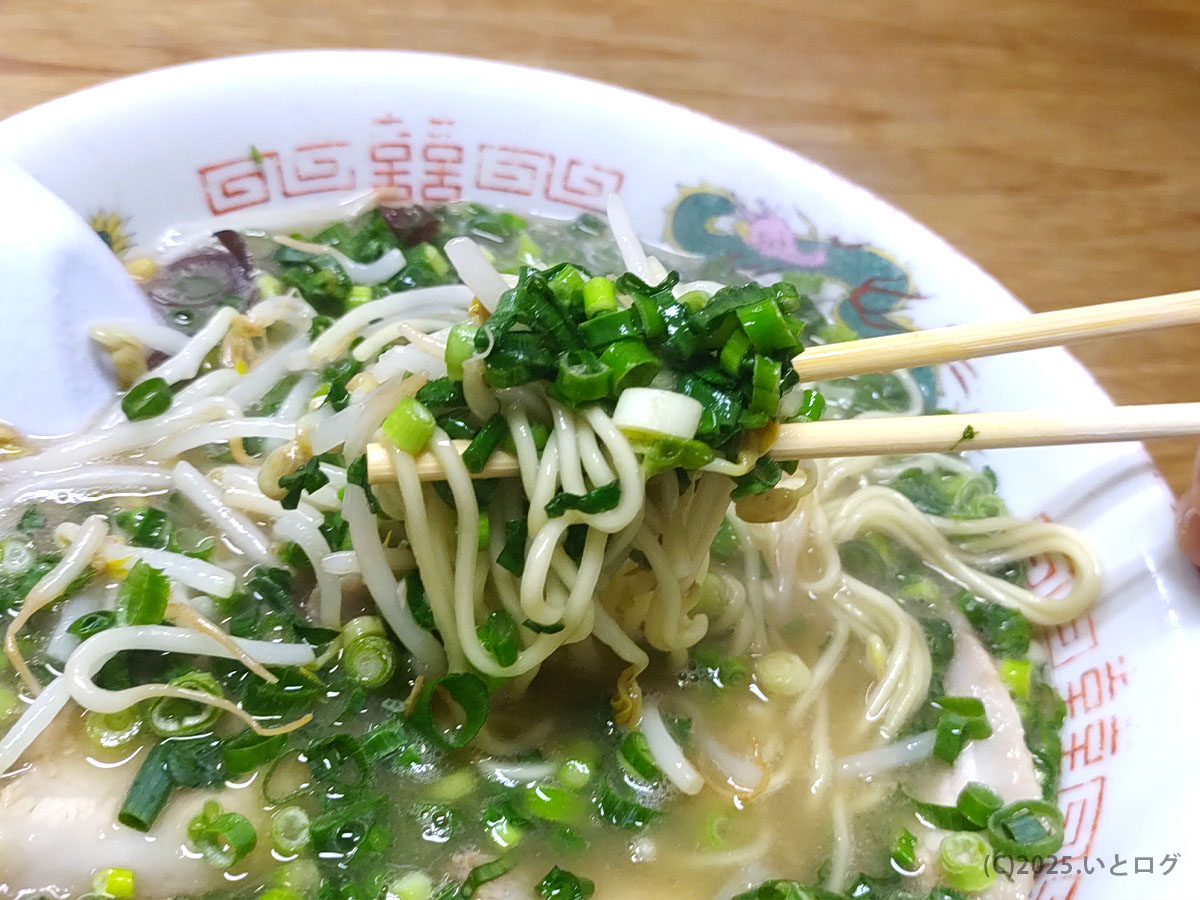 竹兆ラーメン（たけちょうラーメン）の麺とネギを一緒にすくい上げた瞬間。下関・豊前田エリアで根強い人気を誇る一杯。