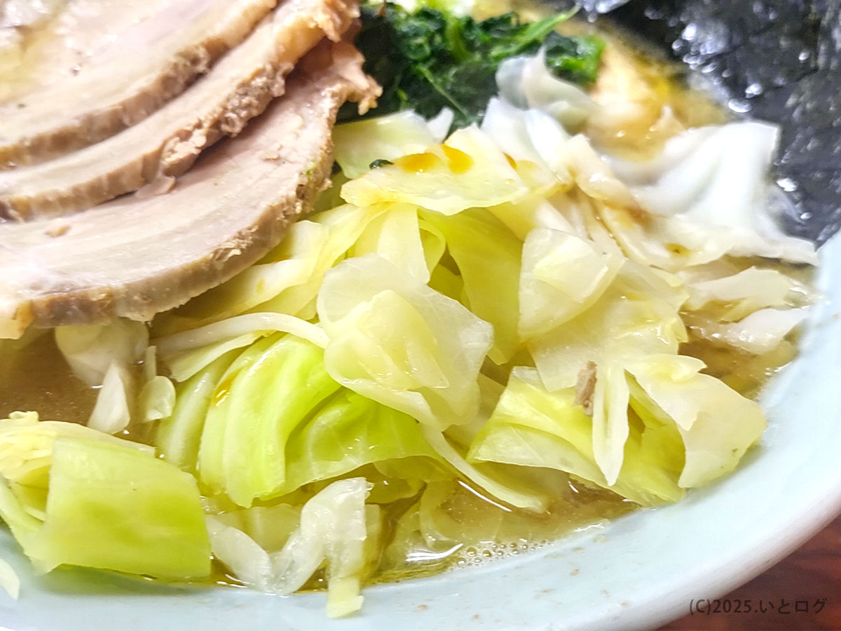 柔らかく茹でたキャベツと分厚いチャーシュー。濃厚スープと絡む野菜の甘みが絶妙で、ヤスシボーイ周南店らしいバランスの良さを感じる。