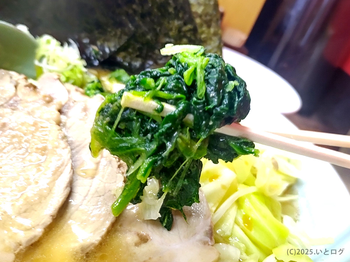 鮮やかな緑のほうれん草。スープを吸ってしっとりとした味わいが楽しめる。ヤスシボーイ特有の家系スタイルが光るトッピング。