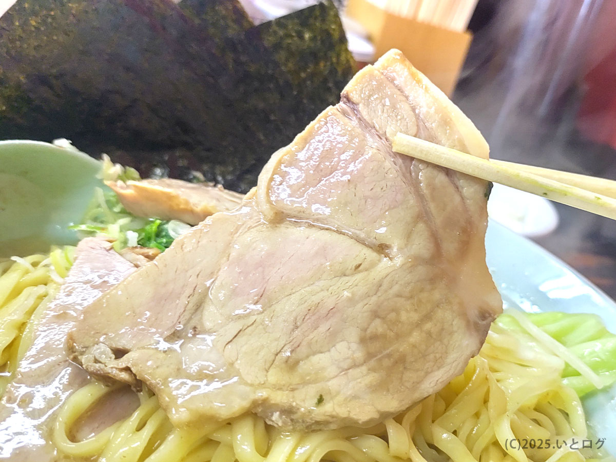レンゲに乗る大判チャーシュー。脂の甘みと旨味が広がるヤスシボーイ周南市の看板トッピング。スープと一緒に頬張りたくなる存在感。