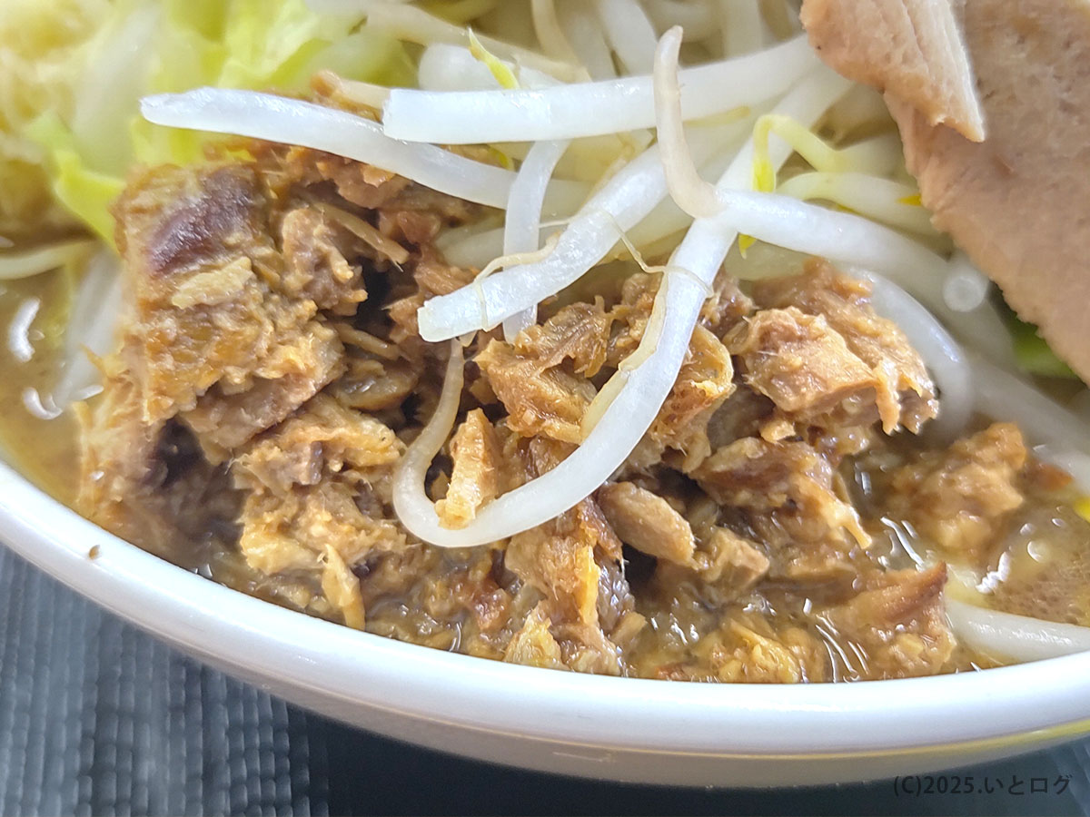 RAMEN OF TODAY（ラーメンオブトゥデイ）下松のほぐし豚。濃厚なスープを吸った肉の旨みが凝縮され、極太麺とよく絡む。宇部店やカイスギでも人気のトッピング。