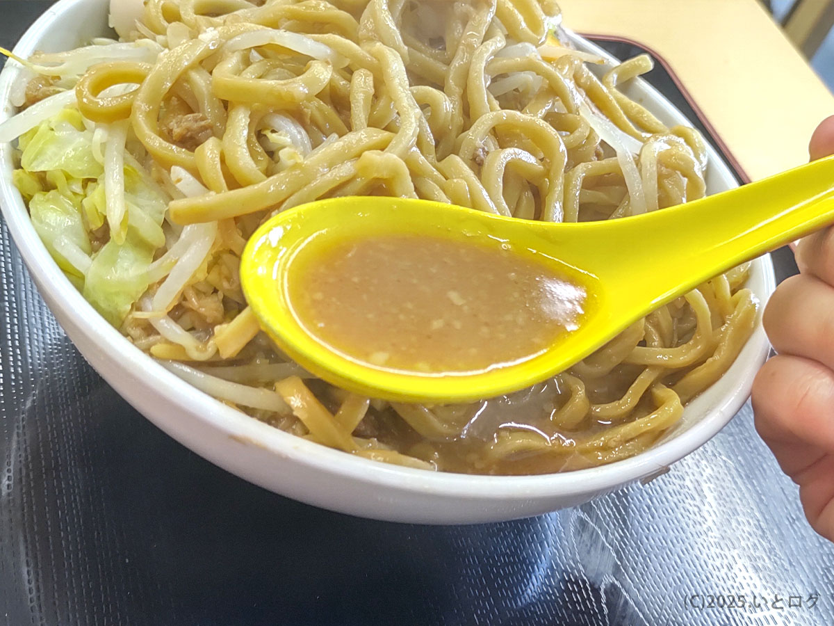 ラーメンオブトゥデイ下松のスープ。濃厚ながらキレのある豚骨醤油で、極太麺との相性抜群。ramen of today 宇部やカイスギ店でも共通する旨味の深さが特徴。