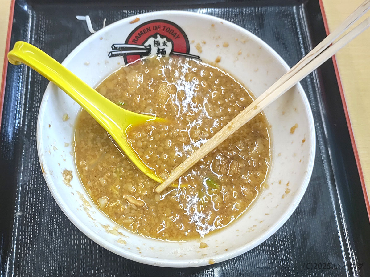 食べ終えた後の丼。背脂が残るスープが満足感を物語る。ラーメンオブトゥデイ下松店の極太麺ラーメンは、最後まで箸が止まらないボリューム。