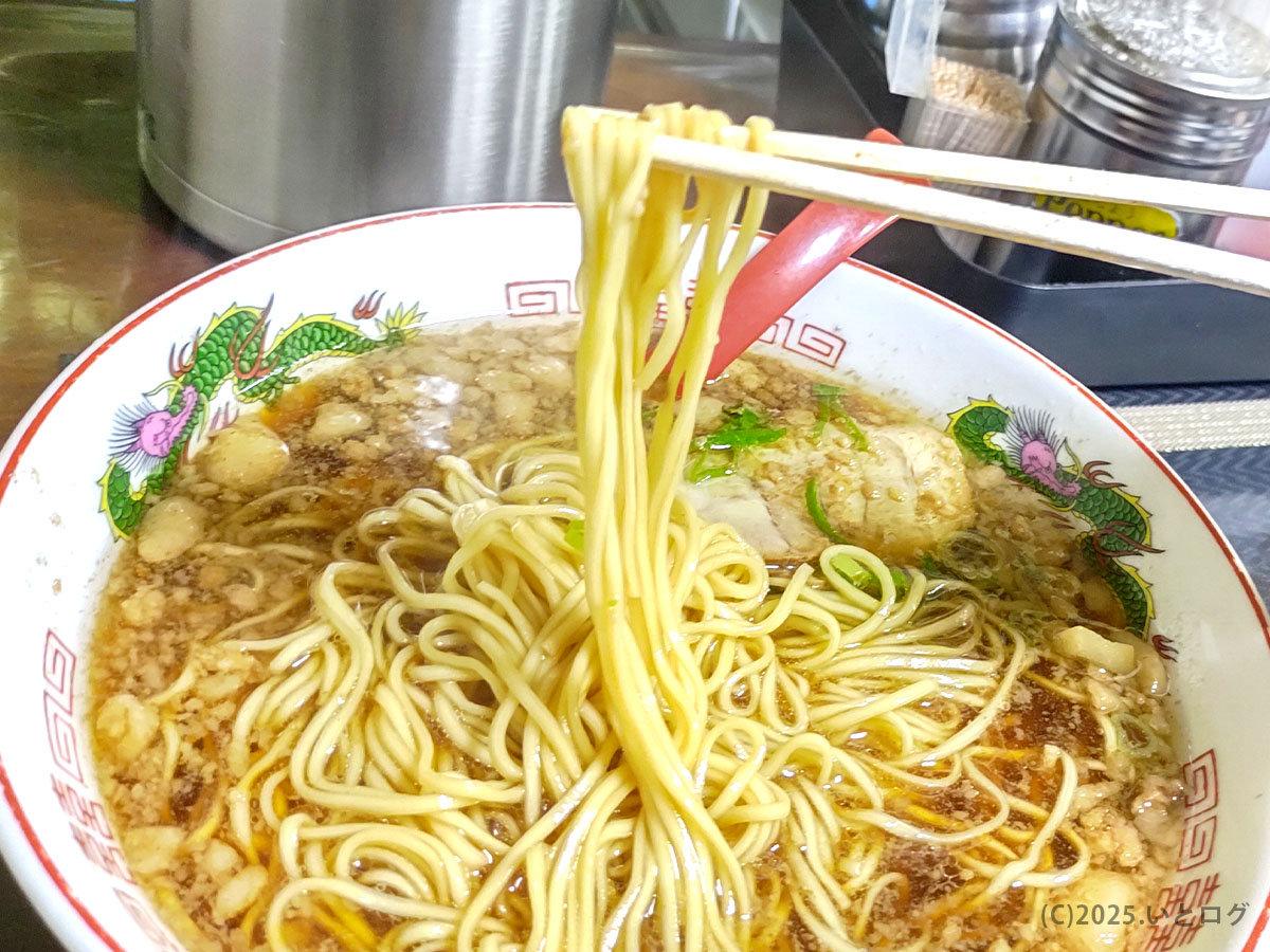 尾道ラーメン一丁の細ストレート麺を箸で持ち上げた瞬間。背脂の旨味が絡み、芳ばしい醤油の香りが立ちのぼる。福山 尾道ラーメン 一丁の代表的な光景。