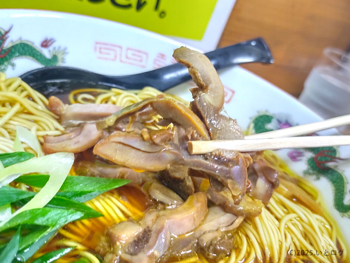 中華そば いではら名物の鶏チャーシュー。しっかりと火が入りながらもしっとりとした食感で、笠岡ラーメンの象徴ともいえる具材。醤油スープとの相性も抜群。