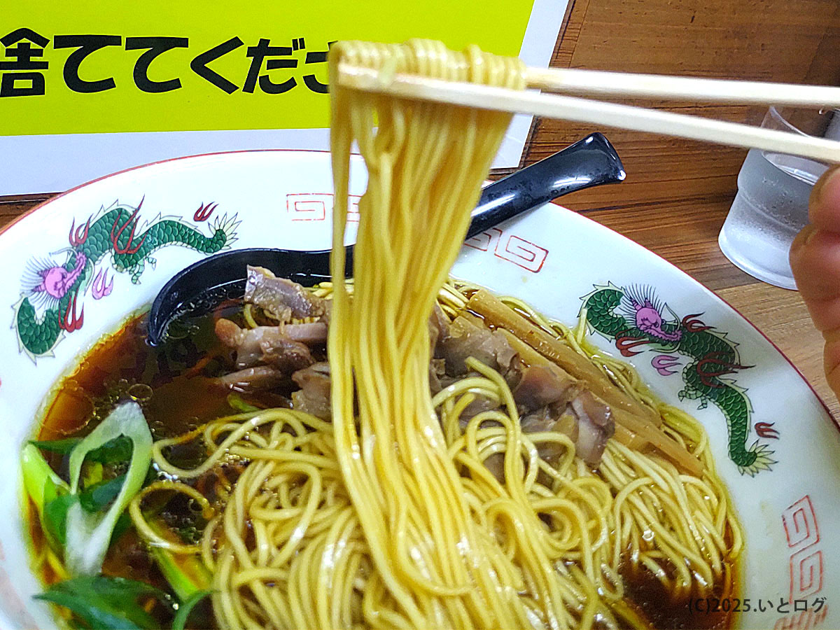 中華そば いではらの麺リフト。細めのストレート麺が艶やかにスープをまとい、のど越しの良さが際立つ。シンプルながら奥深い笠岡ラーメンの魅力を表現。