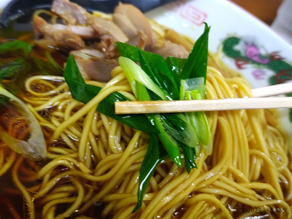 中華そば いではらの笠岡ラーメンに添えられた青ねぎ。シャキッとした香味が醤油スープに清涼感を与え、シンプルな一杯に奥行きを生む。