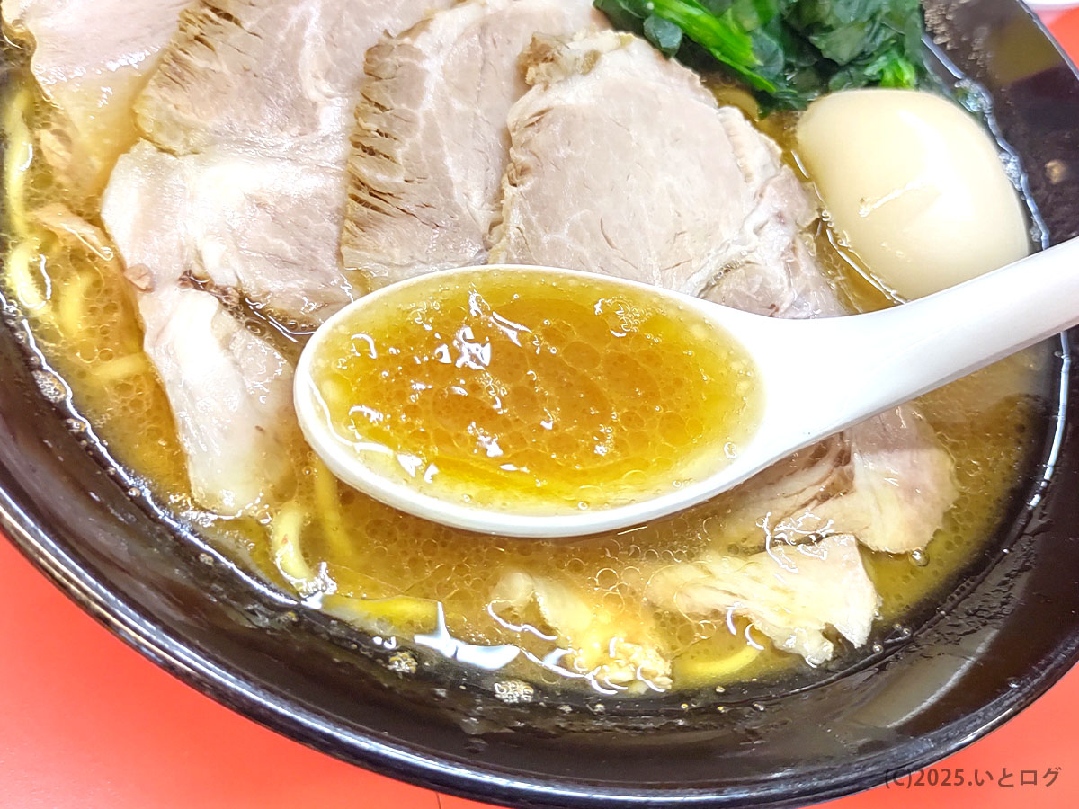 レンゲにすくわれた成瀬家の濃厚スープ。豚骨と鶏油が合わさった芳醇な香りで、倉敷の家系ラーメン文化を象徴する味わい。