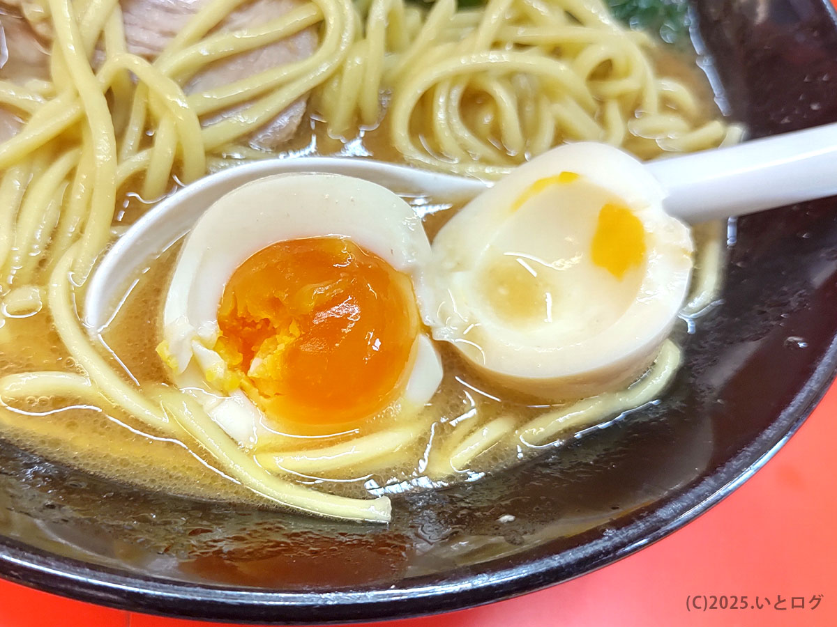 とろりとした黄身があふれる成瀬家の味玉。程よい塩味とスープのコクが重なり、家系ラーメンの完成度を高めるトッピング。