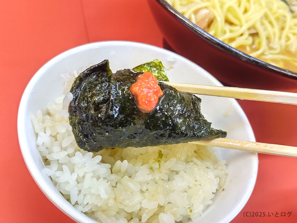 海苔と明太子をのせたごはんを箸で持ち上げた一口。成瀬家の濃厚スープと相性抜群で、家系ラーメン定番の“ライスの友”を堪能できる瞬間。
