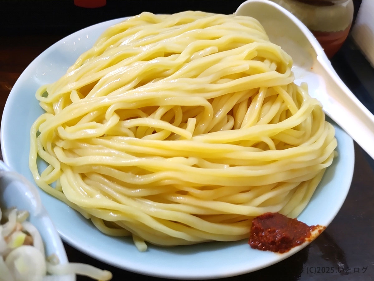 つけ麺紅葉の艶やかな太麺。小麦の香りが立つ黄色みがかった麺はコシが強く、つけ汁に負けない存在感。国分寺で人気の一杯。