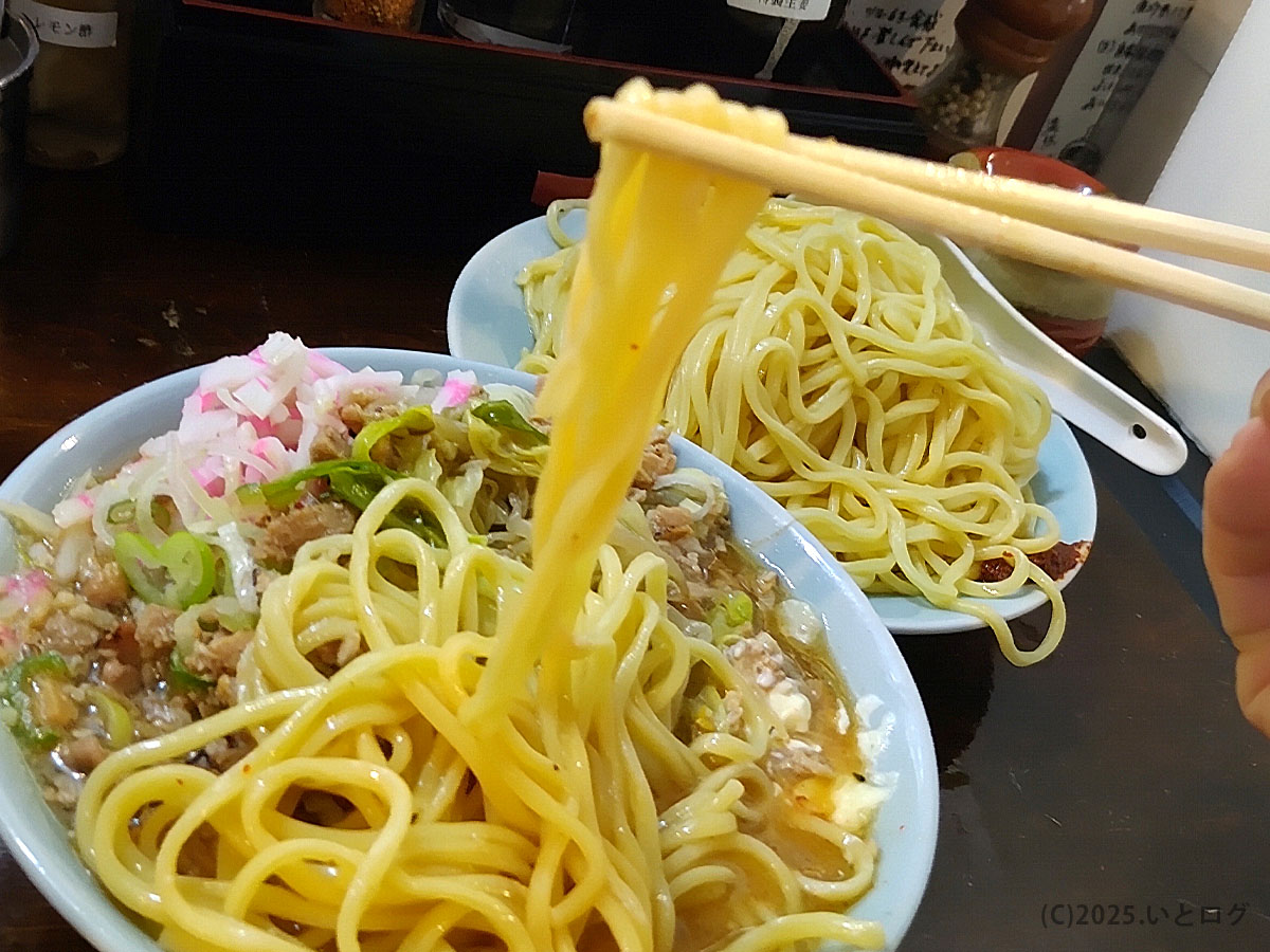 つけ麺紅葉 国分寺で人気の濃厚つけ麺。もっちり麺をスープに潜らせて持ち上げる瞬間。豚と魚介の香りが一気に広がる。