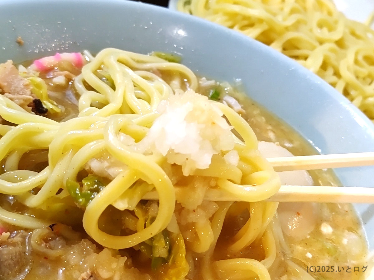 つけ麺紅葉の麺におろしを添えて爽やかに。濃厚スープにさっぱり感をプラスできる味変アイテム。国分寺のラーメンファンからも好評。