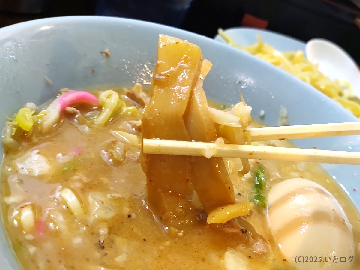 つけ麺紅葉の自家製メンマ。甘辛く味付けされた極太メンマはコリコリ食感で、スープとの相性も抜群。国分寺ラーメン紅葉の隠れた名脇役。
