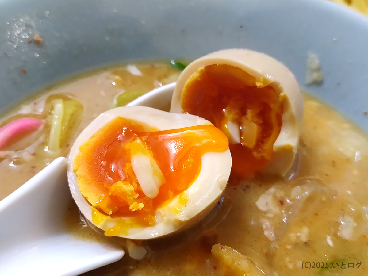 ラーメン紅葉 国分寺のとろり味玉。半熟黄身がとろけ出す仕上がりで、スープの旨味をしっかり吸っている。つけ麺好きにはたまらない一品。