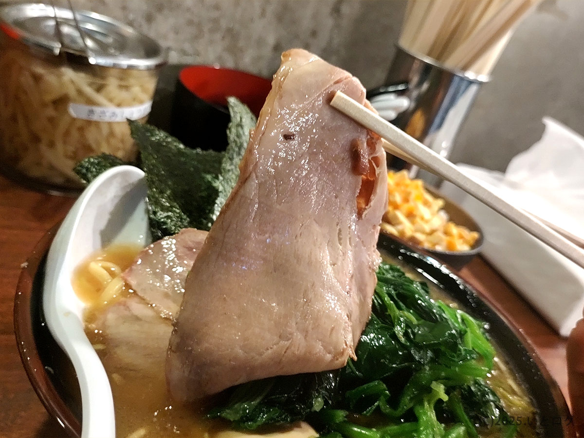 家系ラーメン クックらのチャーシュー。分厚く柔らかい豚肩ロースがスープに染み、肉の旨味が広がる。