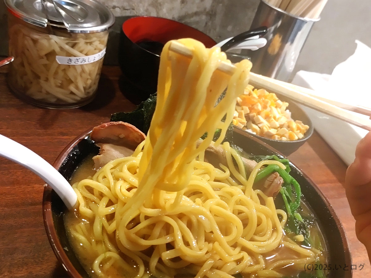 クックらの中太ストレート麺。もちもちした食感が特徴で、スープとの絡みが絶妙な家系ラーメン。