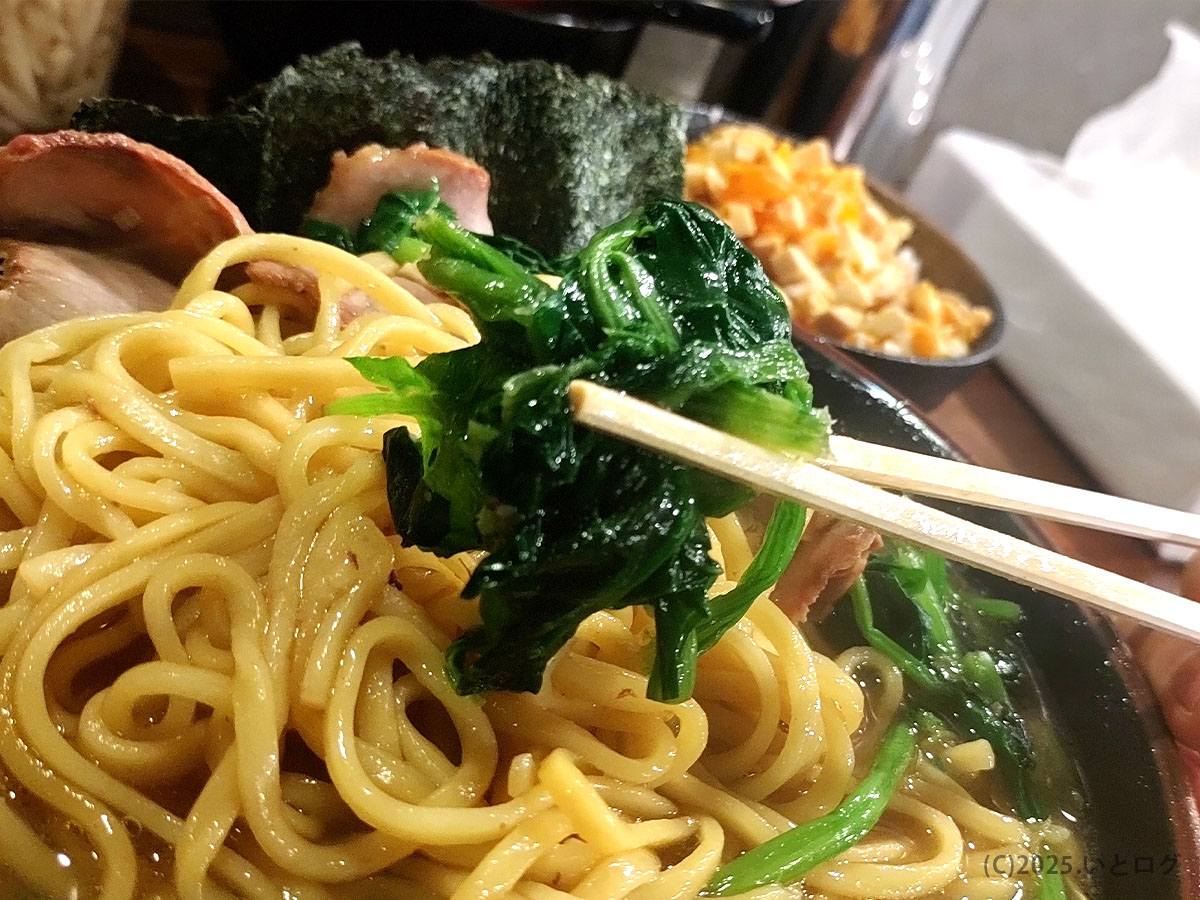 相模大野 クックらのラーメン。たっぷりの茹でほうれん草がトッピングされ、濃厚スープに爽やかな青みを添える。