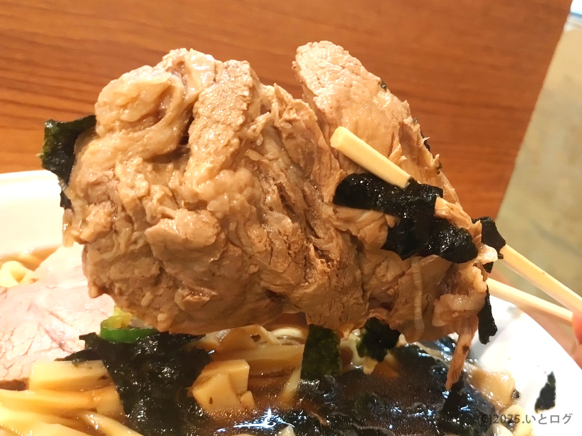 ホリウチ 新宿のチャーシューメンに入る大きなチャーシュー。満来とほりうち どっちも肉厚でボリューム満点。